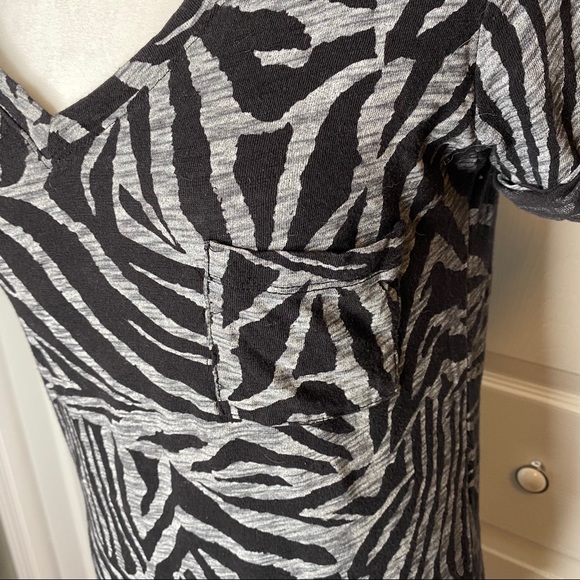 🔥SOLD🔥 Zebra Striped T-Shirt Black Gray Large - Picture 6 of 16